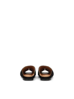 Zamszowe czarne klapki z wycięciem na nosku