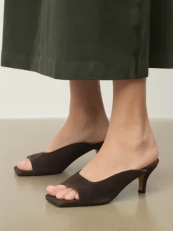Zamszowe klapki o modnym kroju