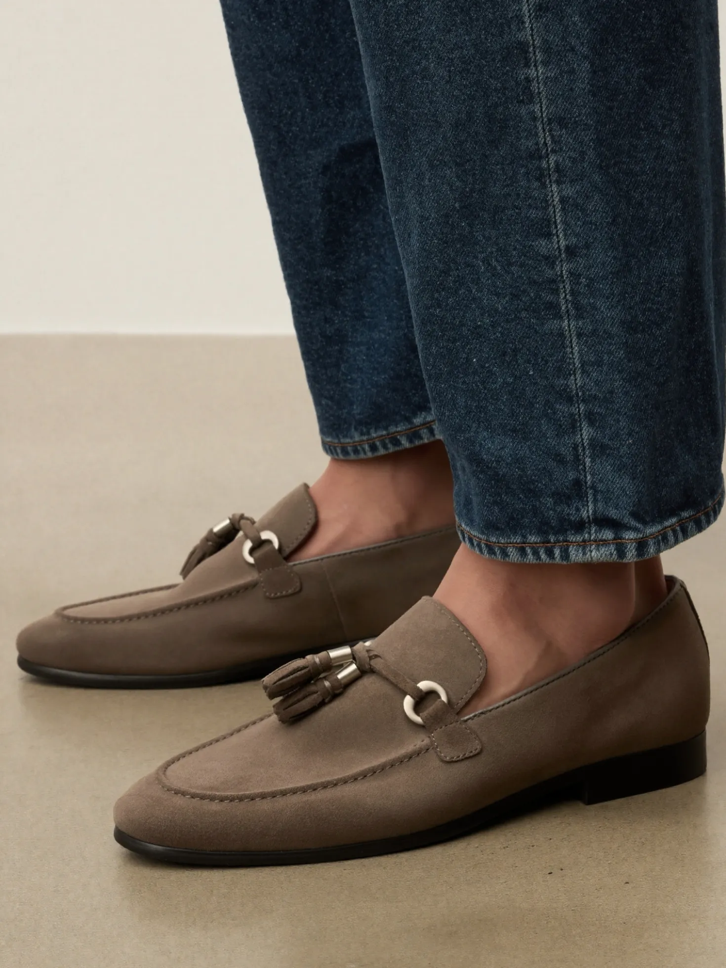 Zamszowe loafersy męskie z chwostami i metalowymi detalami