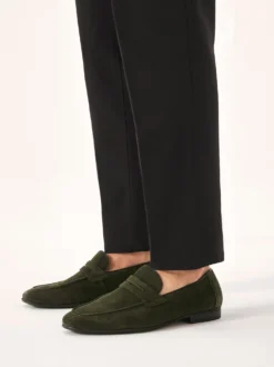 Zamszowe loafersy w khaki kolorze
