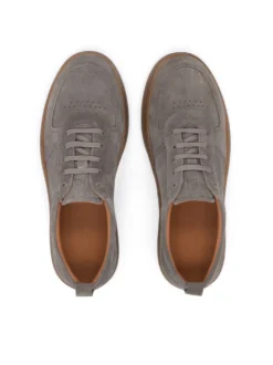 Zamszowe sneakersy na prostej podeszwie