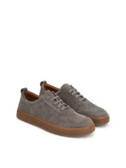 Zamszowe sneakersy na prostej podeszwie
