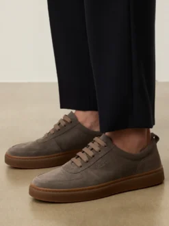 Zamszowe sneakersy na prostej podeszwie