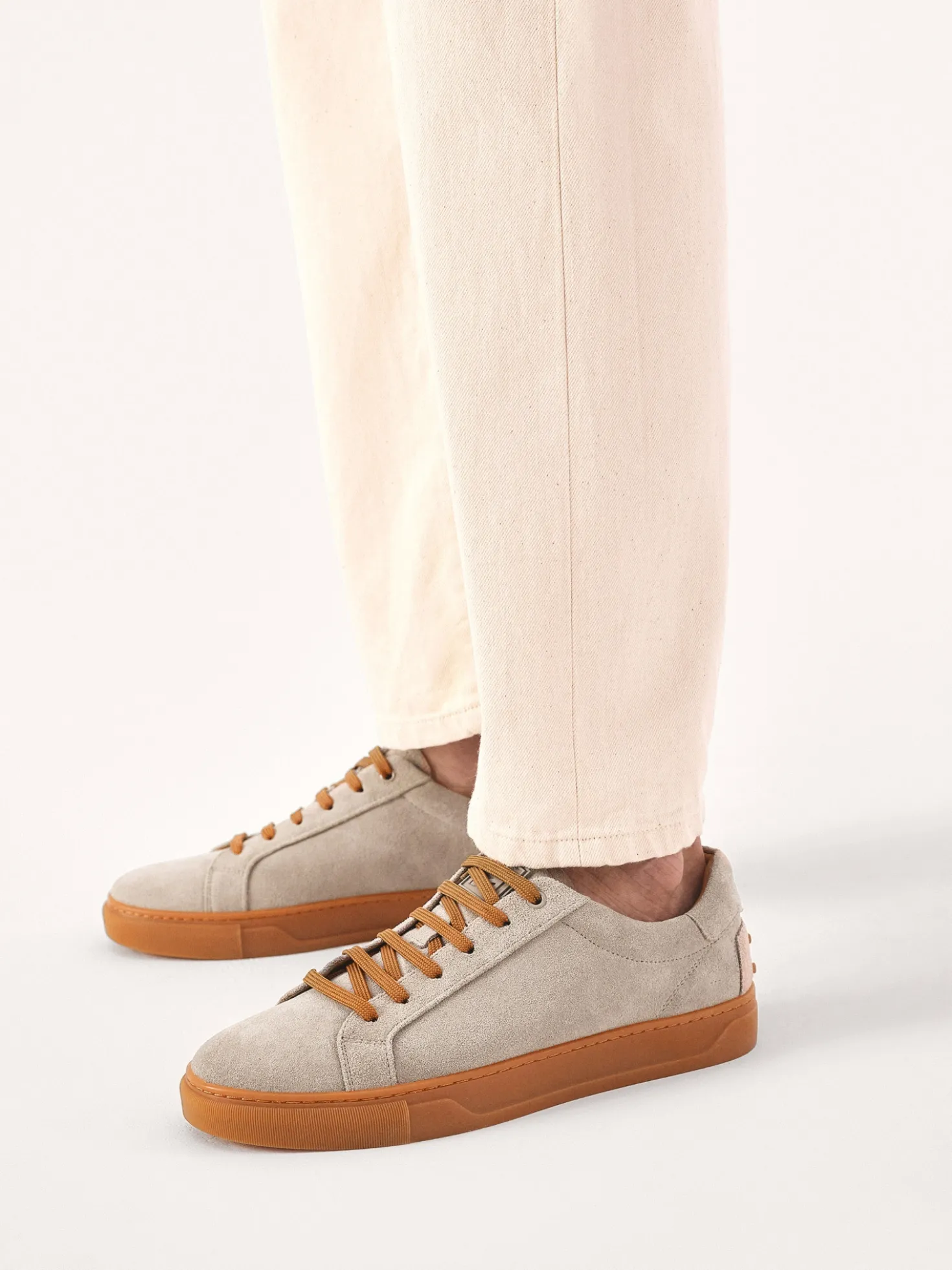 Zamszowe sneakersy taupe z brązowymi dodatkami