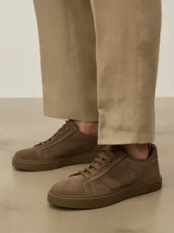 Zamszowe sneakersy z ozdobnymi przeszyciami