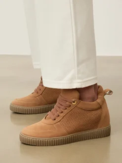 Zamszowe sneakersy z ukrytym koturnem