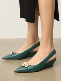 Zielone czółenka z elegancką złotą ozdobą