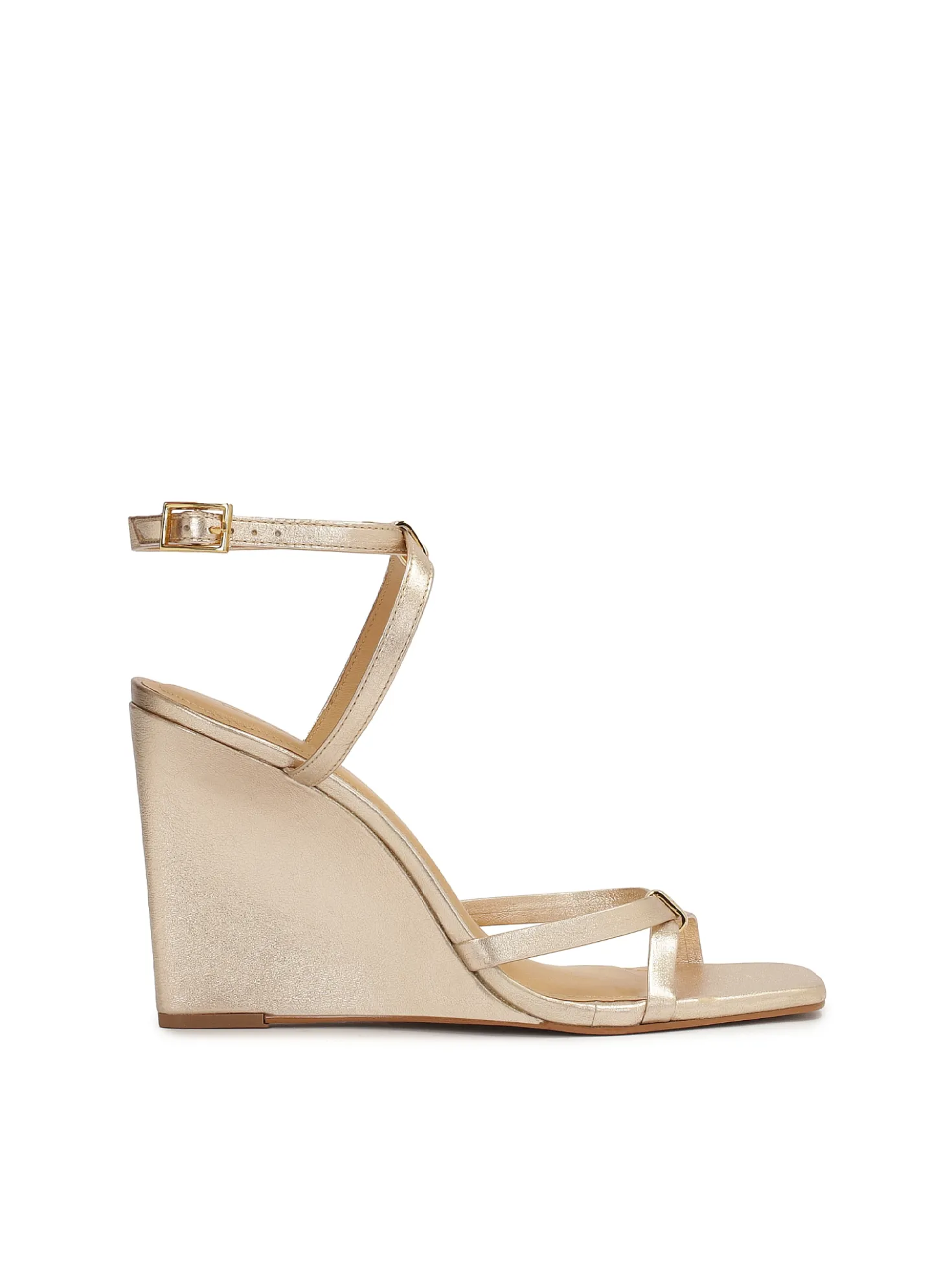 Złote sandały na koturnie