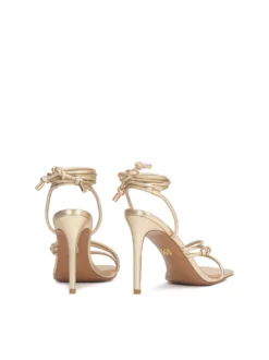 Złote wiązane sandały na smukłym obcasie